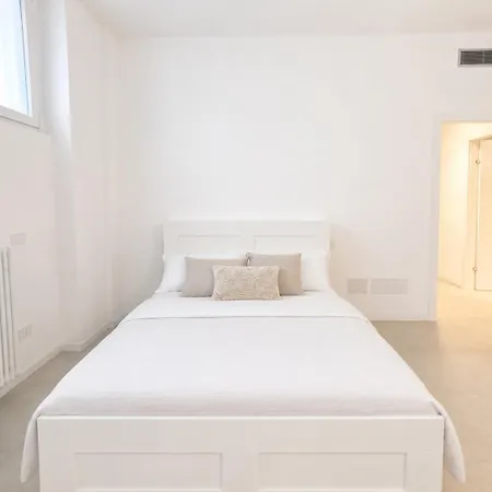 Duomo 10 Min - Spacious With Ac, Dryer & Self Check-in Apartman *