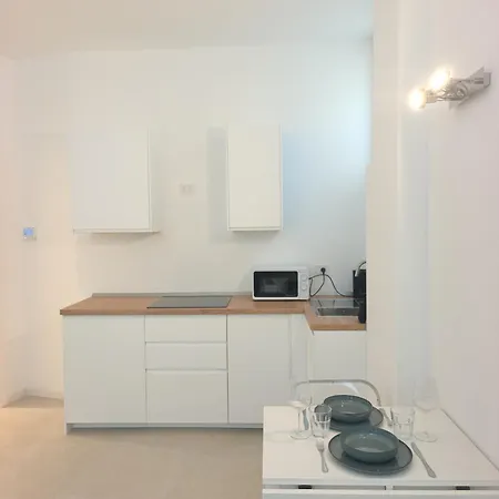 شقة Duomo 10 Min - Spacious With Ac, Dryer & Self Check-in *